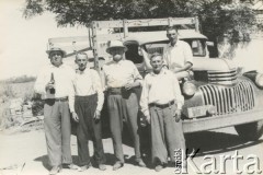 Lata 60., Coronel du Graty, prowincja Chaco, Argentyna.
Kolęda. Nz. polscy emigranci: Stanisław Boczar (z butelką), Ignacy Kramarz (ze szklanką) oraz Jan Górniak.
Fot. NN, ze zbiorów Archivo Historico-Central 