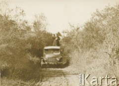 1962, Coronel du Graty, prowincja Chaco, Argentyna.
Ksiądz w drodze do polskiej kolonii.
Fot. NN, ze zbiorów Archivo Historico-Central 
