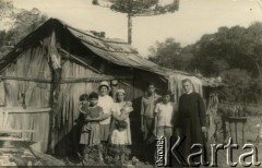 Po 1966, brak miejsca.
Ojciec Franciszek Micek z parafianami.
Fot. NN, ze zbiorów Archivo Historico-Central 