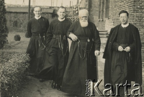 Po 1960, brak miejsca.
Ojciec Alfred Muller (z brodą), o. Jan Saganowski (2. z lewej).
Fot. NN, ze zbiorów Archivo Historico-Central 