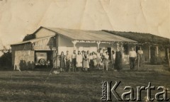 Brak daty, Argentyna.
Wierni przed kaplicą.
Fot. NN, ze zbiorów Archivo Historico-Central 