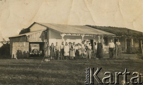Brak daty, Argentyna.
Wierni przed kaplicą.
Fot. NN, ze zbiorów Archivo Historico-Central 