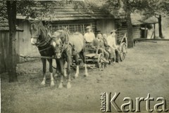Brak daty, Polska.
Rodzina na wozie.
Fot. NN, ze zbiorów Archivo Historico-Central 