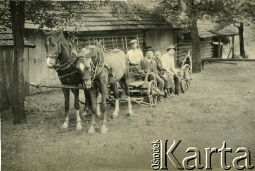 Brak daty, Polska.
Rodzina na wozie.
Fot. NN, ze zbiorów Archivo Historico-Central 