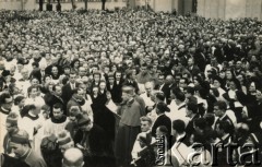 2.07.1969, Lipy, Polska.
Uroczystość koronacji figury Matki Bożej Lipskiej, w której wziął udział kard. Stefan Wyszyński (w tłumie). Odbyła się w dniu święta Nawiedzenia Najświętszej Maryi Panny.
Fot. NN, ze zbiorów Archivo Historico-Central 
