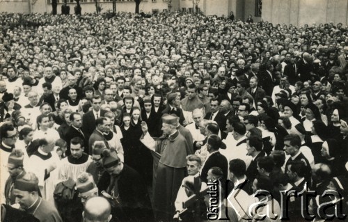 2.07.1969, Lipy, Polska.
Uroczystość koronacji figury Matki Bożej Lipskiej, w której wziął udział kard. Stefan Wyszyński (w tłumie). Odbyła się w dniu święta Nawiedzenia Najświętszej Maryi Panny.
Fot. NN, ze zbiorów Archivo Historico-Central 