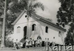 12.10.1968, San Pedro, prowincja Misiones, Argentyna. 
Ojciec Marian Kieniarski z dziećmi.
Fot. NN, ze zbiorów Archivo Historico-Central 