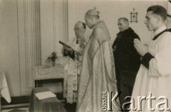 1.10.1967, Toruń, Polska.
Prymas Polski kardynał Stefan Wyszyński w kaplicy z obrazem Matki Bożej Nieustającej Pomocy. Tego dnia odbyła się koronacja obrazu.
Fot. NN, ze zbiorów Archivo Historico-Central 