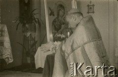 1.10.1967, Toruń, Polska.
Prymas Polski kardynał Stefan Wyszyński w kaplicy z obrazem Matki Bożej Nieustającej Pomocy. Tego dnia odbyła się koronacja obrazu.
Fot. NN, ze zbiorów Archivo Historico-Central 