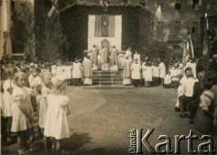 1946 (?), Toruń, Polska.
Modlitwa przed obrazem Matki Bożej Nieustającej Pomocy.
Fot. NN, ze zbiorów Archivo Historico-Central 