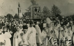 3.05.1966, Częstochowa, Polska.
Obchody Tysiąclecia Chrztu Polski na Jasnej Górze. Procesja z obrazem Marki Boskiej Częstochowskiej do kaplicy. Widoczni m.in.: metropolita krakowski ks. arcybiskup Karol Wojtyła (z pastorałem w ręku), metropolita poznański ks. arcybiskup Antoni Baraniak (1. z prawej na pierwszym planie) i generał Zakonu Paulinów o. Jerzy Tomziński (stoi bokiem przy obrazie).
Fot. NN, ze zbiorów Archivo Historico-Central 