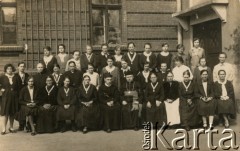 Przed 1939, prawdopodobnie Tarnowskie Góry, Polska.
Katolicka wspólnota religijna.
Fot. Zakład Fotograficzny Jan Mencer, ze zbiorów Archivo Historico-Central 