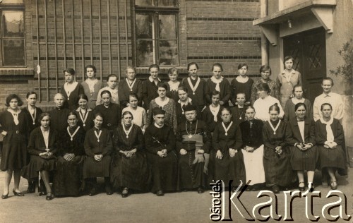 Przed 1939, prawdopodobnie Tarnowskie Góry, Polska.
Katolicka wspólnota religijna.
Fot. Zakład Fotograficzny Jan Mencer, ze zbiorów Archivo Historico-Central 