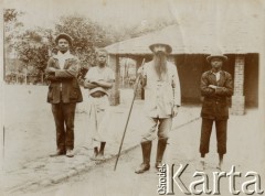 Ok. 1929, Kongo.
Polski redemtorysta ojciec Alfred Muller w afrykańskiej misji katolickiej.
Fot. NN, ze zbiorów Archivo Historico-Central 