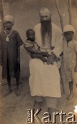 Ok. 1929, Kongo.
Polski redemtorysta ojciec Alfred Muller z dziećmi w afrykańskiej misji katolickiej.
Fot. NN, ze zbiorów Archivo Historico-Central 