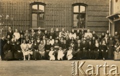 Przed 1939, prawdopodobnie Tarnowskie Góry, Polska.
Katolicka wspólnota religijna.
Fot. Zakład Fotograficzny Jan Mencer, ze zbiorów Archivo Historico-Central 
