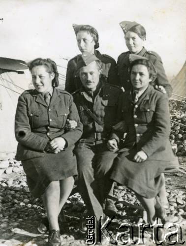 1942-1943, Khanaquin (Chanakin), Irak.
Żołnierz 7 Brygady Strzelców z Pestkami ze świetlicy YMCA.
Fot. NN, zbiory Krzysztofa Barbarskiego, reprodukcje cyfrowe w Ośrodku KARTA w Warszawie i w Instytucie Polskim i Muzeum im. gen. Sikorskiego w Londynie.