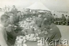 1942-1943, Khanaquin (Chanakin), Irak.
Miejsce stacjonowania 7 Brygady Strzelców. Zakończenie szkoły podoficerskiej.
Fot. NN, zbiory Krzysztofa Barbarskiego, reprodukcje cyfrowe w Ośrodku KARTA w Warszawie i w Instytucie Polskim i Muzeum im. gen. Sikorskiego w Londynie.
