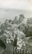 1942-1943, Khanaquin (Chanakin), Irak.
Miejsce stacjonowania 7 Brygady Strzelców. Zakończenie szkoły podoficerskiej, z lewej dowódca brygady podpułkownik Józef Kramczyński
Fot. NN, zbiory Krzysztofa Barbarskiego, reprodukcje cyfrowe w Ośrodku KARTA w Warszawie i w Instytucie Polskim i Muzeum im. gen. Sikorskiego w Londynie.