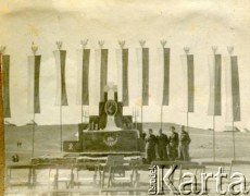 1942, Khanaquin (Chanakin), Irak.
Uroczystość z okazji pierwszej rocznicy sformowania 7 Dywizji Piechoty.
Fot. NN, zbiory Krzysztofa Barbarskiego, reprodukcje cyfrowe w Ośrodku KARTA w Warszawie i w Instytucie Polskim i Muzeum im. gen. Sikorskiego w Londynie.