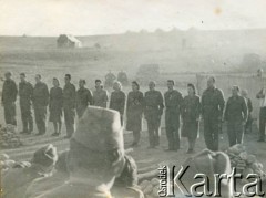 1942-1943, Khanaquin (Chanakin), Irak.
Miejsce stacjonowania 7 Brygady Strzelców. Występ teatralny.
Fot. NN, zbiory Krzysztofa Barbarskiego, reprodukcje cyfrowe w Ośrodku KARTA w Warszawie i w Instytucie Polskim i Muzeum im. gen. Sikorskiego w Londynie.