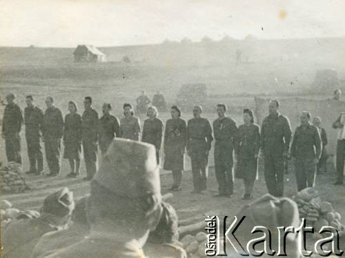 1942-1943, Khanaquin (Chanakin), Irak.
Miejsce stacjonowania 7 Brygady Strzelców. Występ teatralny.
Fot. NN, zbiory Krzysztofa Barbarskiego, reprodukcje cyfrowe w Ośrodku KARTA w Warszawie i w Instytucie Polskim i Muzeum im. gen. Sikorskiego w Londynie.