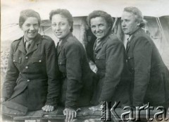 1942-1943, Khanaquin (Chanakin), Irak.
Miejsce stacjonowania 7 Brygady Strzelców. Ochotniczki Pomocniczej Służby Kobiet.
Fot. NN, zbiory Krzysztofa Barbarskiego, reprodukcje cyfrowe w Ośrodku KARTA w Warszawie i w Instytucie Polskim i Muzeum im. gen. Sikorskiego w Londynie.