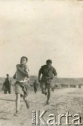 1942-1943, Khanaquin (Chanakin), Irak.
Miejsce stacjonowania 7 Brygady Strzelców. Zawody sportowe.
Fot. NN, zbiory Krzysztofa Barbarskiego, reprodukcje cyfrowe w Ośrodku KARTA w Warszawie i w Instytucie Polskim i Muzeum im. gen. Sikorskiego w Londynie.