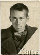 1941, ZSRR.
Zbigniew Kramczyński po wstąpieniu do tworzącego się na terenie Związku Radzieckiego Wojska Polskiego, pod dowództwem gen. dyw. Władysława Andersa. Zginął podczas we Włoszech 19 kwietnia 1945 roku.
Fot. NN, zbiory Krzysztofa Barbarskiego, reprodukcje cyfrowe w Ośrodku KARTA w Warszawie i w Instytucie Polskim i Muzeum im. gen. Sikorskiego w Londynie.