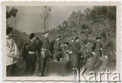 1944-1945, Włochy.
7 Pułk Artylerii Przeciwpancernej, 2. z lewej podporucznik Zbigniew Kramczyński (zginął 19 kwietnia 1945 roku podczas przekraczania rzeki Gaiana).
Fot. NN, zbiory Krzysztofa Barbarskiego, reprodukcje cyfrowe w Ośrodku KARTA w Warszawie i w Instytucie Polskim i Muzeum im. gen. Sikorskiego w Londynie.
