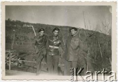 1944-1945, Włochy.
7 Pułk Artylerii Przeciwpancernej, z lewej podporucznik Zbigniew  Kramczyński (zginął 19 kwietnia 1945 roku podczas przekraczania rzeki Gaiana).
Fot. NN, zbiory Krzysztofa Barbarskiego, reprodukcje cyfrowe w Ośrodku KARTA w Warszawie i w Instytucie Polskim i Muzeum im. gen. Sikorskiego w Londynie.