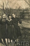 21.03.1938, Ostróg, obwód Równe, województwo wołyńskie, Polska.
Irena Kramczyńska z koleżankami z gimnazjum.
Fot. NN, zbiory Krzysztofa Barbarskiego, reprodukcje cyfrowe w Ośrodku KARTA w Warszawie i w Instytucie Polskim i Muzeum im. gen. Sikorskiego w Londynie.