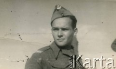 1942, Środkowy Wschód.
Podchorąży Zbigniew Kramczyński. W październiku 1941 roku wstąpił w Buzułuku do tworzącego się Wojska Polskiego, od listopada 1941 roku w 5 Dywizji Piechoty. W sierpniu 1942 roku przeniesiony do 7 Dywizji Piechoty, zginął we Włoszech 19 kwietnia 1945 roku w szeregach 7 Pułku Artylerii Przeciwpancernej.
Fot. NN, zbiory Krzysztofa Barbarskiego, reprodukcje cyfrowe w Ośrodku KARTA w Warszawie i w Instytucie Polskim i Muzeum im. gen. Sikorskiego w Londynie.
