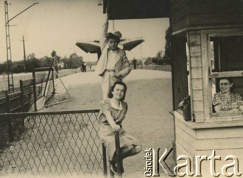1944, brak miejsca.
Stacja kolejowa. W środku Irena Kramczyńska.
Fot. NN, zbiory Krzysztofa Barbarskiego, reprodukcje cyfrowe w Ośrodku KARTA w Warszawie i w Instytucie Polskim i Muzeum im. gen. Sikorskiego w Londynie.