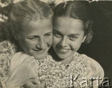 1939, Krynica, Polska.
Z prawej Irena Kramczyńska, z lewej późniejsza żona Jerzego Cyrankiewicza.
Fot. NN, zbiory Krzysztofa Barbarskiego, reprodukcje cyfrowe w Ośrodku KARTA w Warszawie i w Instytucie Polskim i Muzeum im. gen. Sikorskiego w Londynie.