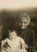 1924, Polska.
Irena Kramczyńska z babcią Marią Gruber z domu Jackowską.
Fot. NN, zbiory Krzysztofa Barbarskiego, reprodukcje cyfrowe w Ośrodku KARTA w Warszawie i w Instytucie Polskim i Muzeum im. gen. Sikorskiego w Londynie.