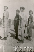1942, Kenimech, Uzbecka SRR, ZSRR.
Wizyta generała dywizji Władysława Andersa (1. z lewej) w garnizonie 7 Dywizji Piechoty. Defilada. 2. z lewej pułkownik dyplomowany Leopold Okulicki, dowódca dywizji.
Fot. NN, zbiory Krzysztofa Barbarskiego, reprodukcje cyfrowe w Ośrodku KARTA w Warszawie i w Instytucie Polskim i Muzeum im. gen. Sikorskiego w Londynie.
