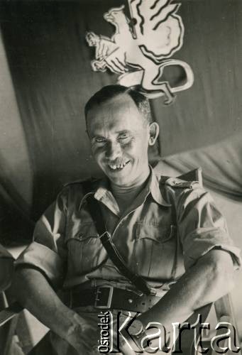 1942-1943, brak miejsca.
Podpułkownik Józef Kramczyński, w latach 1942-1943 dowódca 23 Pułku Piechoty, następnie 7 Brygady Strzelców. 
Fot. NN, zbiory Krzysztofa Barbarskiego, reprodukcje cyfrowe w Ośrodku KARTA w Warszawie i w Instytucie Polskim i Muzeum im. gen. Sikorskiego w Londynie.

