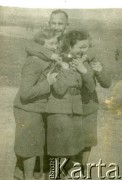 1942, Kenimech, Uzbecka SRR, ZSRR (?).
Podpułkownik Józef Kramczyński, dowódca 23 Pułku Piechoty, w towarzystwie ochotniczek Pomocniczej Służby Kobiet.
Fot. NN, zbiory Krzysztofa Barbarskiego, reprodukcje cyfrowe w Ośrodku KARTA w Warszawie i w Instytucie Polskim i Muzeum im. gen. Sikorskiego w Londynie.
