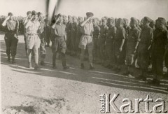 1942, Kenimech, Uzbecka SRR, ZSRR.
Wizyta generała dywizji Władysława Andersa w garnizonie 7 Dywizji Piechoty. Przegląd oddziałów. 1. z prawej idzie gen. Władysław Anders, 2. z prawej dowódca dywizji pułkownik dyplomowany Leopold Okulicki.
Fot. NN, zbiory Krzysztofa Barbarskiego, reprodukcje cyfrowe w Ośrodku KARTA w Warszawie i w Instytucie Polskim i Muzeum im. gen. Sikorskiego w Londynie.
