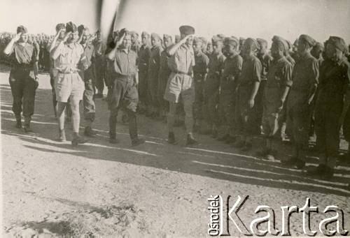 1942, Kenimech, Uzbecka SRR, ZSRR.
Wizyta generała dywizji Władysława Andersa w garnizonie 7 Dywizji Piechoty. Przegląd oddziałów. 1. z prawej idzie gen. Władysław Anders, 2. z prawej dowódca dywizji pułkownik dyplomowany Leopold Okulicki.
Fot. NN, zbiory Krzysztofa Barbarskiego, reprodukcje cyfrowe w Ośrodku KARTA w Warszawie i w Instytucie Polskim i Muzeum im. gen. Sikorskiego w Londynie.
