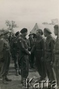 18.03.1945, San Basilio, Włochy.
Wizyta generała dywizji Władysława Andersa w obozie 7 Dywizji Piechoty. 1. z lewej p.o. Zastępcy Dowódcy 7 Dywizji Piechoty podpułkownik Józef Kramczyński.
Fot. K. Hrynkiewicz, Oddział Propagandy i Kultury Armii Polskiej na Wschodzie, zbiory Krzysztofa Barbarskiego, reprodukcje cyfrowe w Ośrodku KARTA w Warszawie i w Instytucie Polskim i Muzeum im. gen. Sikorskiego w Londynie.