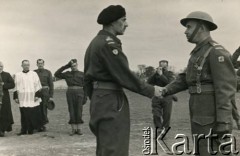 18.03.1945, San Basilio, Włochy.
Wizyta generała dywizji Władysława Andersa w obozie 7 Dywizji Piechoty. Na zdjęciu gen. dyw. Anders i p.o. Zastępcy Dowódcy 7 Dywizji Piechoty podpułkownik Józef Kramczyński.
Fot. K. Hrynkiewicz, Oddział Propagandy i Kultury Armii Polskiej na Wschodzie, zbiory Krzysztofa Barbarskiego, reprodukcje cyfrowe w Ośrodku KARTA w Warszawie i w Instytucie Polskim i Muzeum im. gen. Sikorskiego w Londynie.