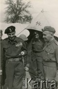 18.03.1945, San Basilio, Włochy.
Wizyta generała dywizji Władysława Andersa w obozie 7 Dywizji Piechoty. Na pierwszym planie gen. dyw. Anders i p.o. Zastępcy Dowódcy 7 Dywizji Piechoty podpułkownik Józef Kramczyński.
Fot. K. Hrynkiewicz, Oddział Propagandy i Kultury Armii Polskiej na Wschodzie, zbiory Krzysztofa Barbarskiego, reprodukcje cyfrowe w Ośrodku KARTA w Warszawie i w Instytucie Polskim i Muzeum im. gen. Sikorskiego w Londynie.