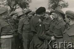 18.03.1945, San Basilio, Włochy.
Wizyta generała dywizji Władysława Andersa w obozie 7 Dywizji Piechoty. Gen. dyw. Anders rozmawia z żołnierzami, za nim p.o. Zastępcy Dowódcy 7 Dywizji Piechoty podpułkownik Józef Kramczyński. 1. z lewej generał brygady Marian Przewłocki, dowódca Bazy 2 Korpusu we Włoszech.
Fot. K. Hrynkiewicz, Oddział Propagandy i Kultury Armii Polskiej na Wschodzie, zbiory Krzysztofa Barbarskiego, reprodukcje cyfrowe w Ośrodku KARTA w Warszawie i w Instytucie Polskim i Muzeum im. gen. Sikorskiego w Londynie.