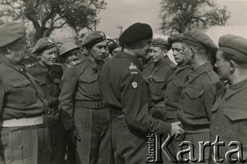 18.03.1945, San Basilio, Włochy.
Wizyta generała dywizji Władysława Andersa w obozie 7 Dywizji Piechoty. Gen. dyw. Anders rozmawia z żołnierzami, za nim p.o. Zastępcy Dowódcy 7 Dywizji Piechoty podpułkownik Józef Kramczyński. 1. z lewej generał brygady Marian Przewłocki, dowódca Bazy 2 Korpusu we Włoszech.
Fot. K. Hrynkiewicz, Oddział Propagandy i Kultury Armii Polskiej na Wschodzie, zbiory Krzysztofa Barbarskiego, reprodukcje cyfrowe w Ośrodku KARTA w Warszawie i w Instytucie Polskim i Muzeum im. gen. Sikorskiego w Londynie.