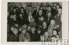 1932-1936, Rawicz, Polska.
Przyjęcie bożonarodzeniowe. Z tyłu z lewej major Józef Kramczyński z 55 Pułku Piechoty, 2. z lewej (siedzi) jego żona Ludwika z domu Gruber, w okularach starosta Rawicza Stanisław Łobos, w środku żona starosty Helena.
Fot. J. Wolanin, Rawicz ul. Graniczna 2, zbiory Krzysztofa Barbarskiego, reprodukcje cyfrowe w Ośrodku KARTA w Warszawie i w Instytucie Polskim i Muzeum im. gen. Sikorskiego w Londynie.