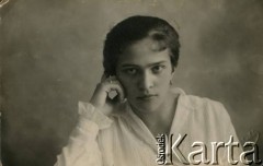 1920, Lwów.
Ludwika Kramczyńska z domu Gruber.
Fot. NN, zbiory Krzysztofa Barbarskiego, reprodukcje cyfrowe w Ośrodku KARTA w Warszawie i w Instytucie Polskim i Muzeum im. gen. Sikorskiego w Londynie.