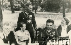 1932-1936, Rawicz, Polska.
Od lewej: starosta Rawicza Stanisław Łobos, Ludwika Kramczyńska z domu Gruber, jej mąż major Józef Kramczyński i pułkownik Stefan Rowecki, dowódca 55 Pułku Piechoty.
Fot. NN, zbiory Krzysztofa Barbarskiego, reprodukcje cyfrowe w Ośrodku KARTA w Warszawie i w Instytucie Polskim i Muzeum im. gen. Sikorskiego w Londynie.