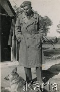 1945-1946, Włochy.
Podpułkownik Józef Kramczyński z psem.
Fot. NN, zbiory Krzysztofa Barbarskiego, reprodukcje cyfrowe w Ośrodku KARTA w Warszawie i w Instytucie Polskim i Muzeum im. gen. Sikorskiego w Londynie.